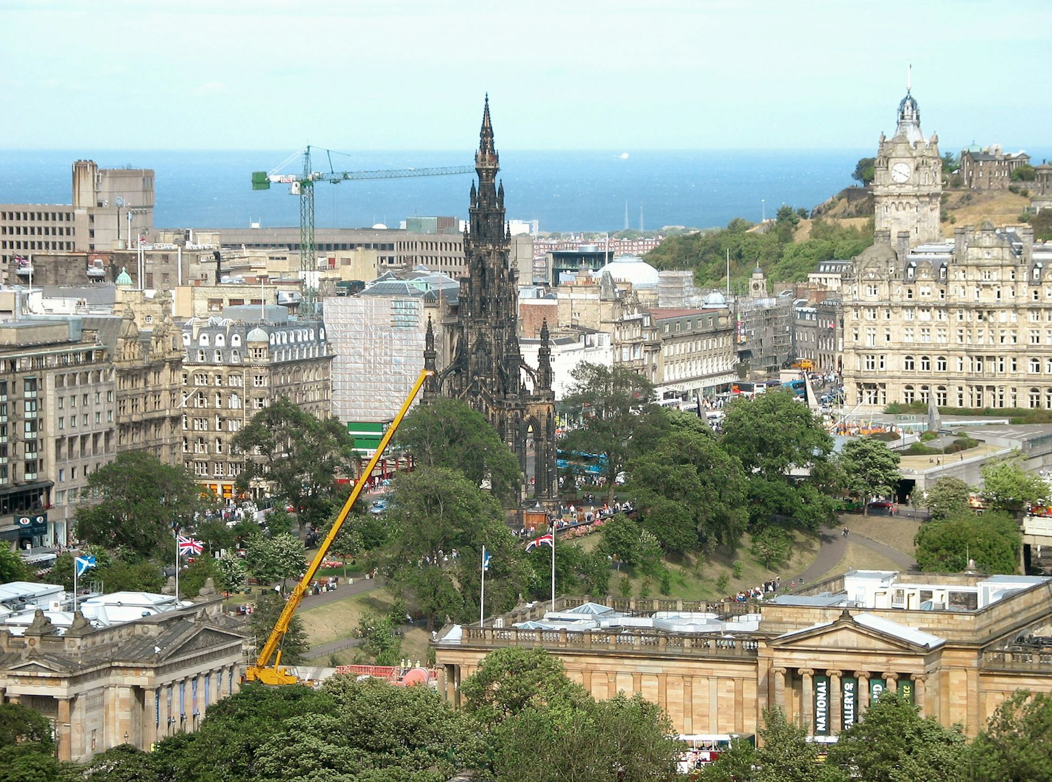 Vista del horizonte de Edimburgo con el Monumento a Scott y la arquitectura circundante