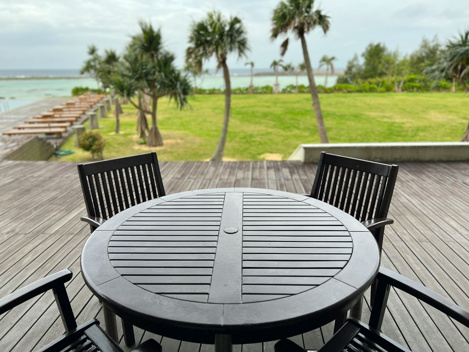 Set di tavolo e sedie in legno nero con vista sul mare