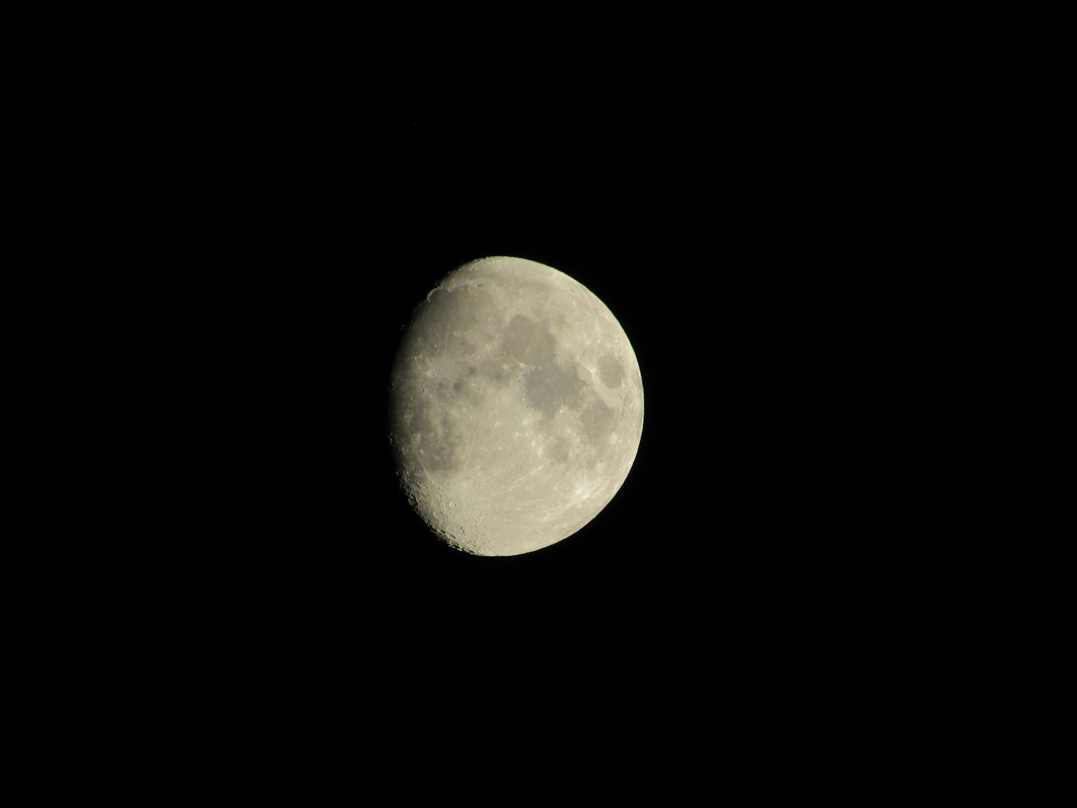 Luna crescente luminosa nel cielo notturno