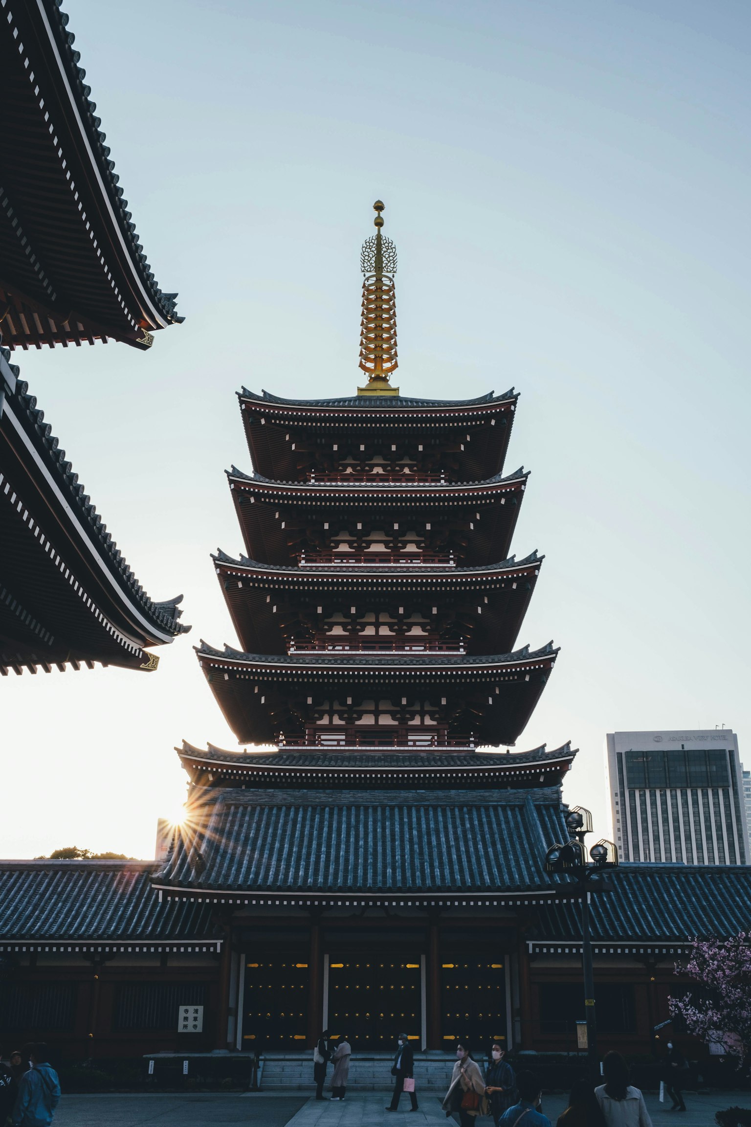 일몰을 배경으로 한 오층 탑과 주변 건물