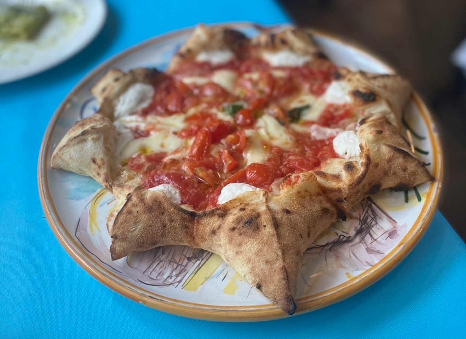 Pizza in einzigartiger Form mit Tomatensauce und Mozzarella