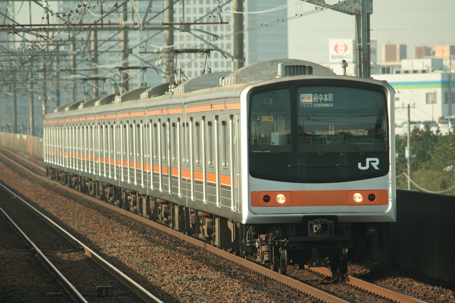 橙色和白色的JR列車在軌道上行駛