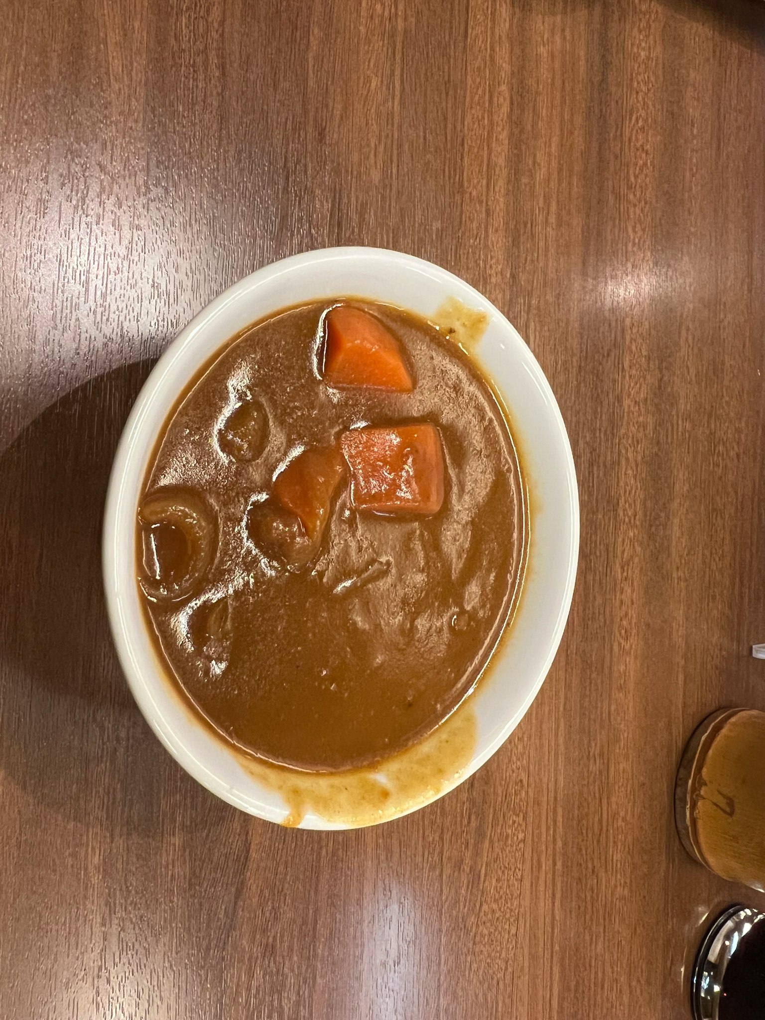 木桌上的胡蘿蔔咖哩碗