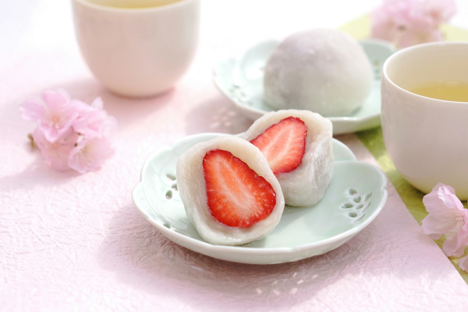 Daifuku dâu tây được phục vụ với trà xanh và hoa anh đào