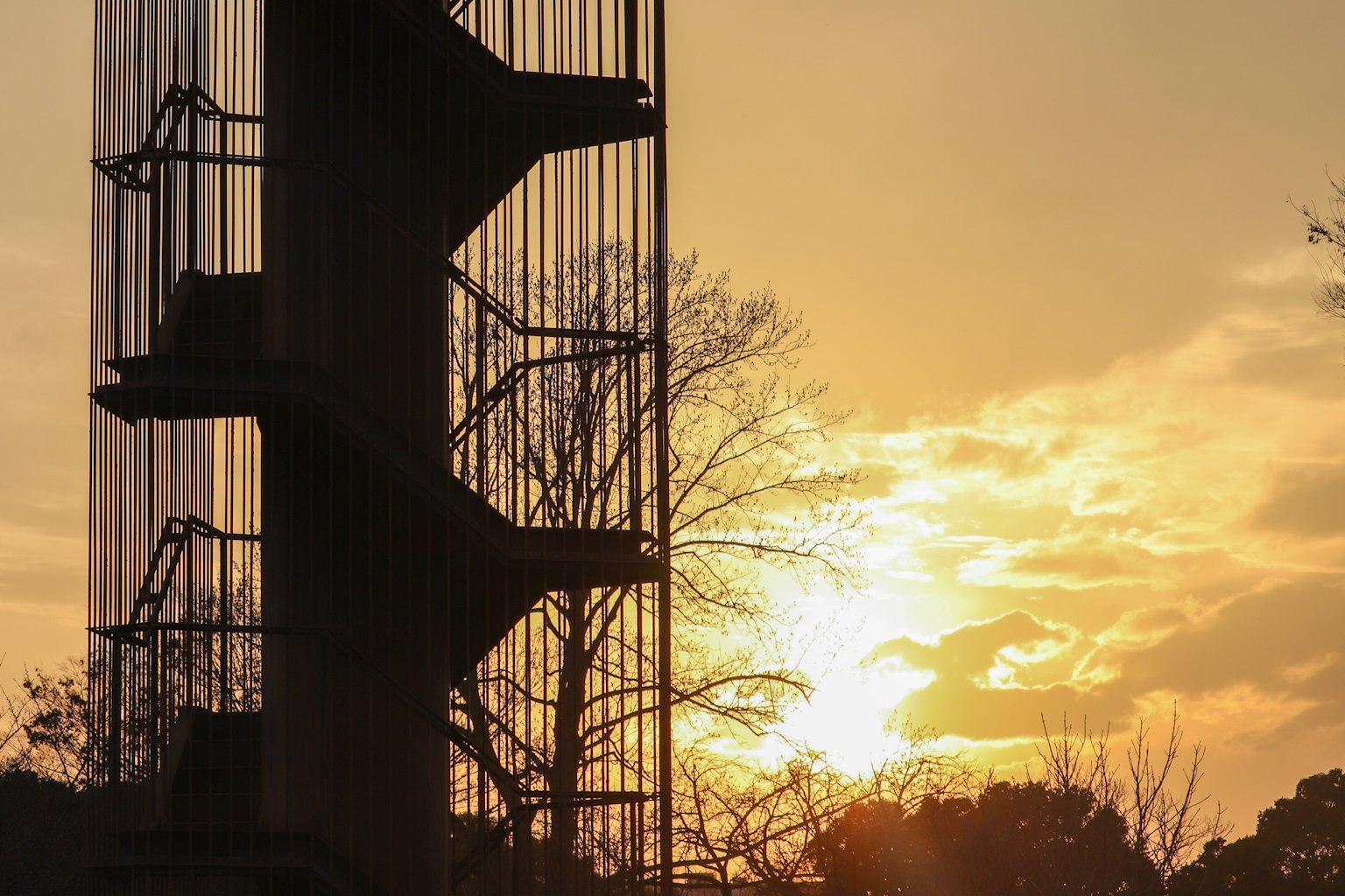 Silhouette einer Treppenstruktur vor einem Sonnenuntergang