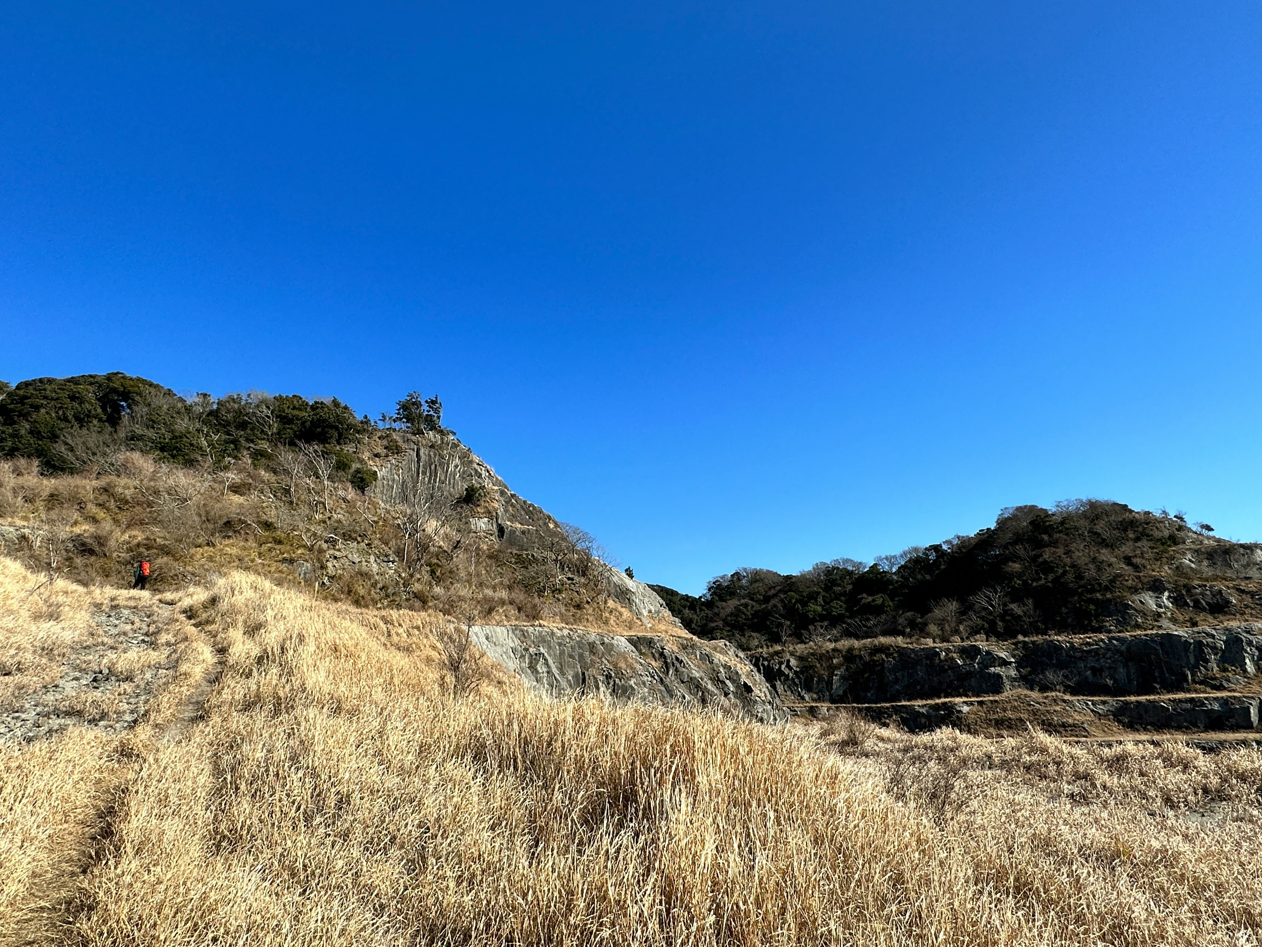 乾いた草原と山の稜線が広がる自然の風景