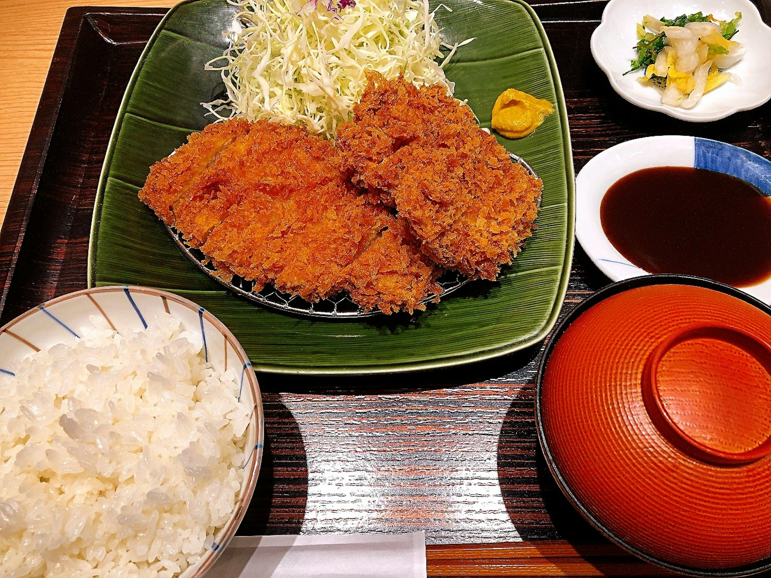 Japanisches Gericht mit panierten Schnitzeln und Krautsalat