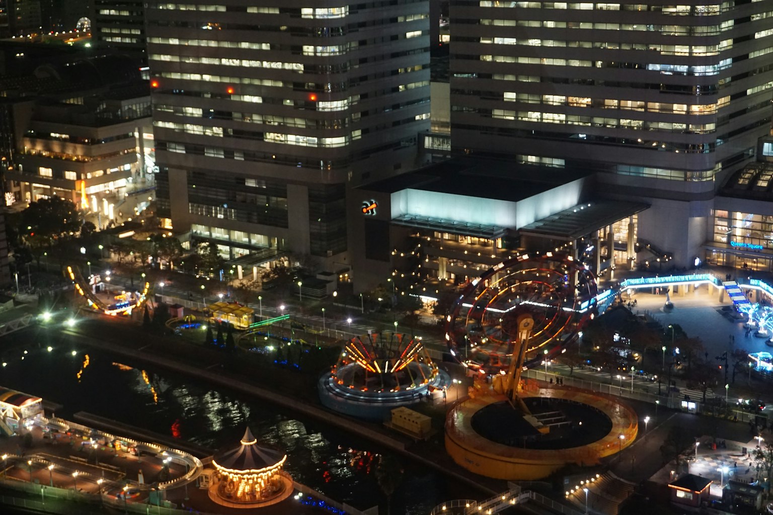 Paisaje urbano nocturno con brillantes iluminaciones y vista al río