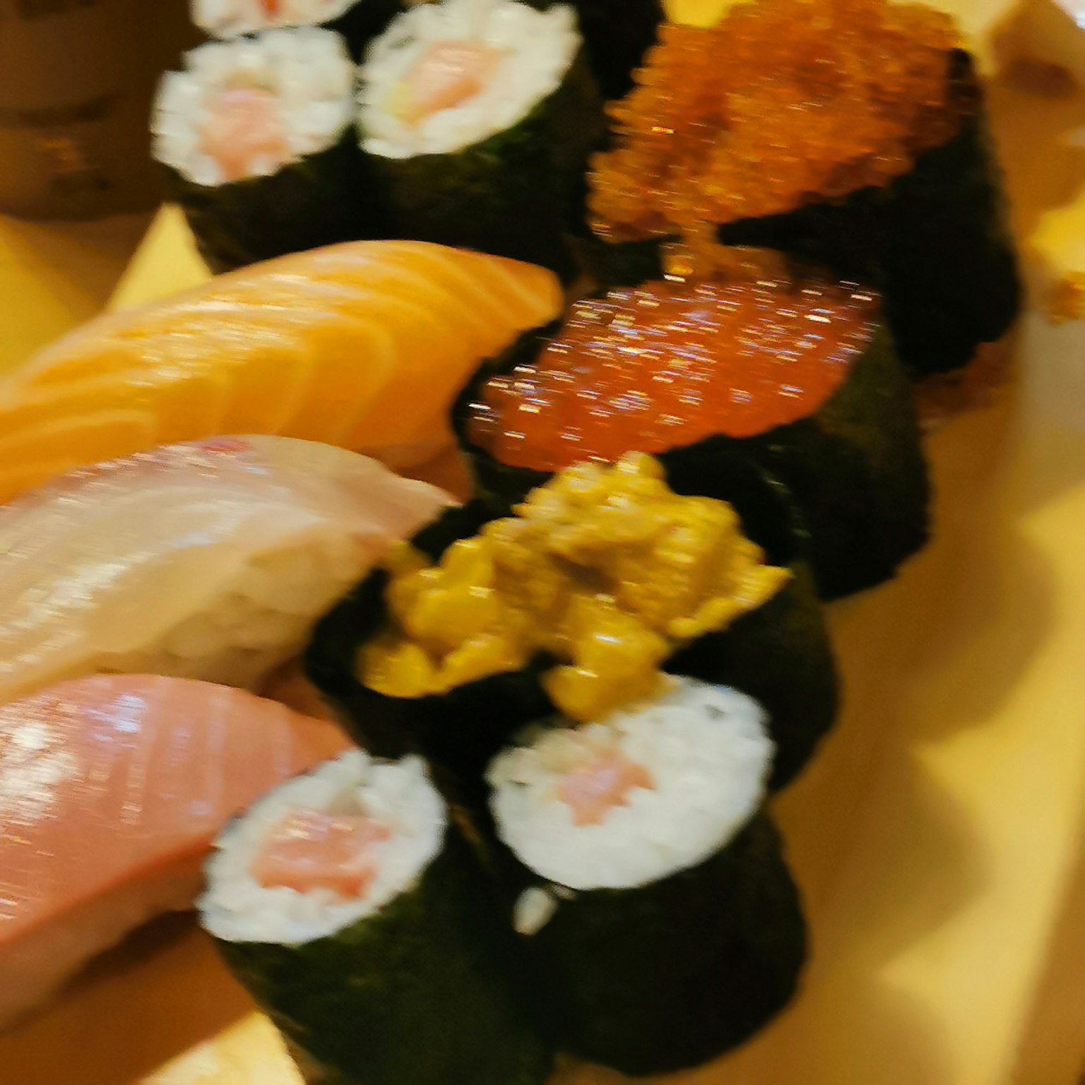 Une assiette de sushi et sashimi colorés