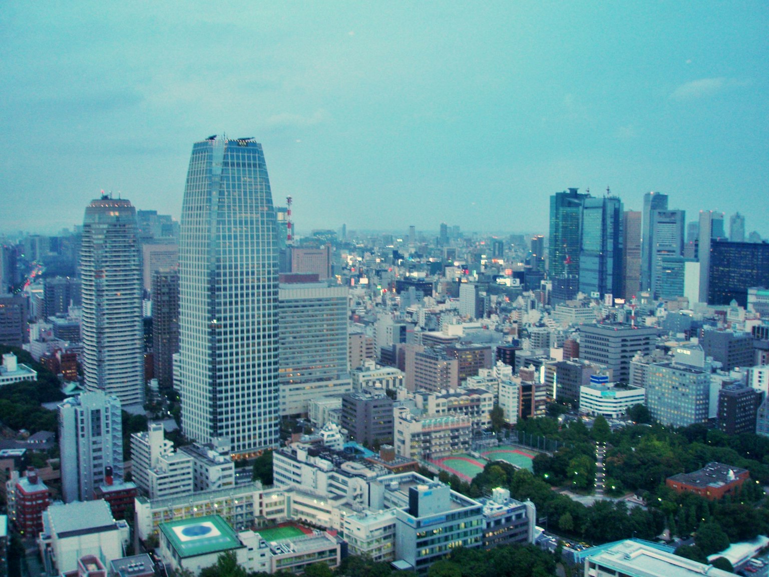 ทิวทัศน์เมืองโตเกียวพร้อมตึกระฟ้าและท้องฟ้าสีฟ้า