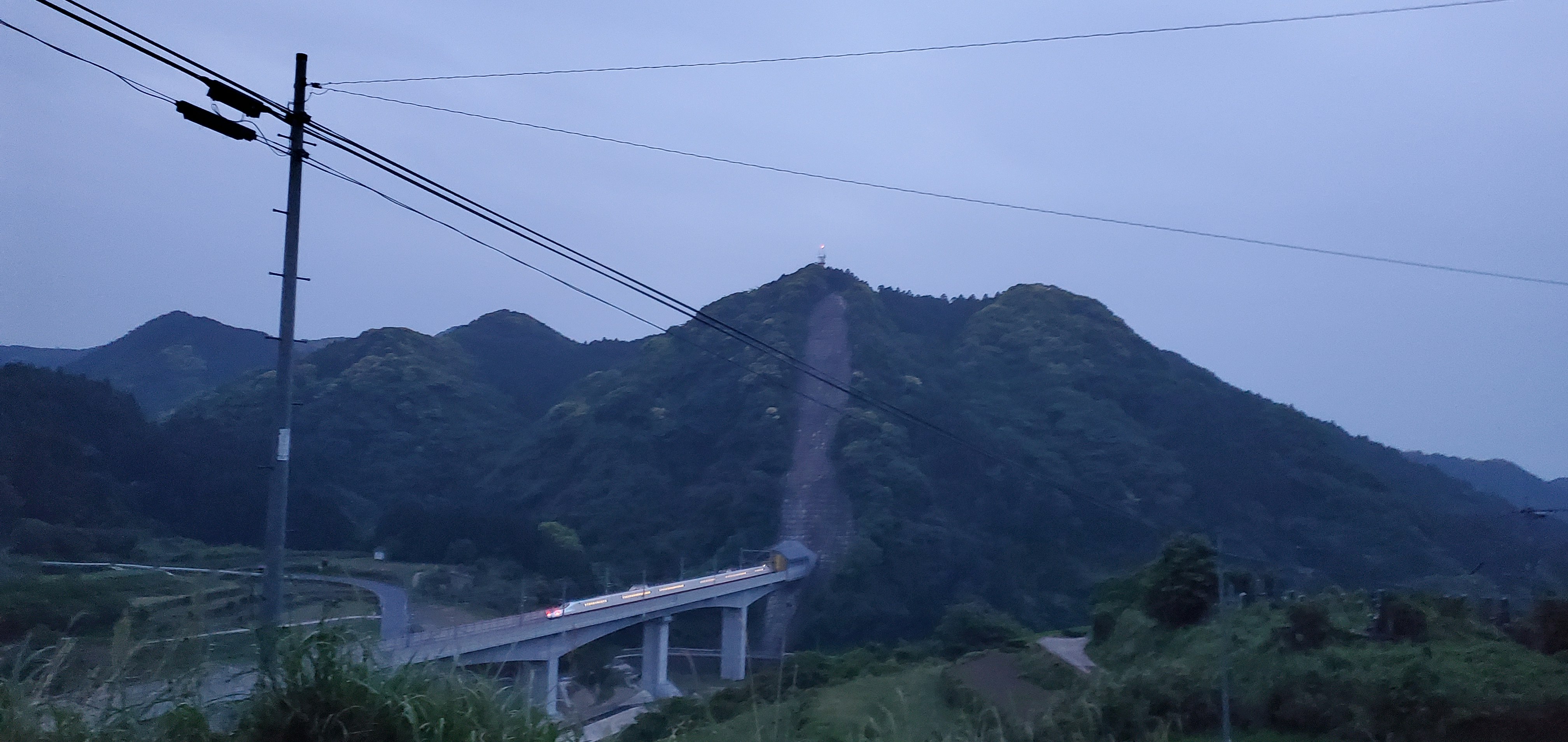 長崎街道を走る西九州新幹線と山並みの風景