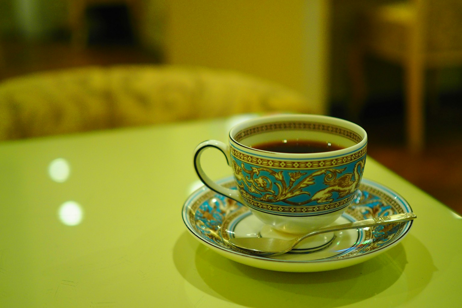 Eine kunstvoll dekorierte Teetasse auf einem grünen Tisch