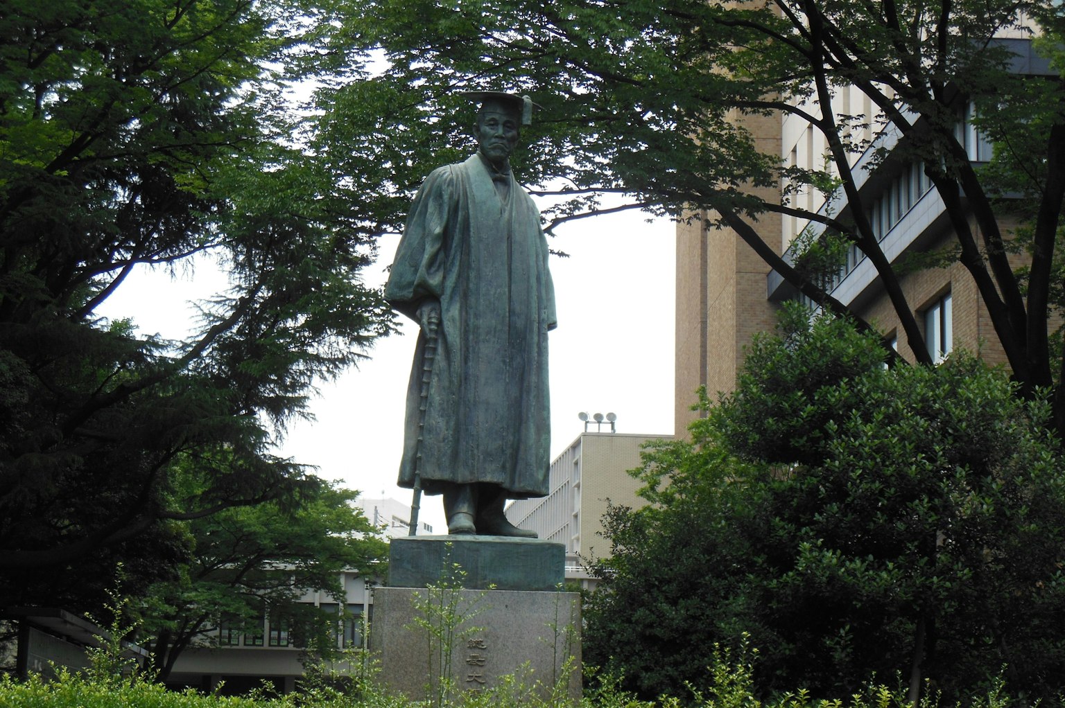 公園中矗立的青銅雕像 周圍環繞著綠色植物 代表著歷史人物