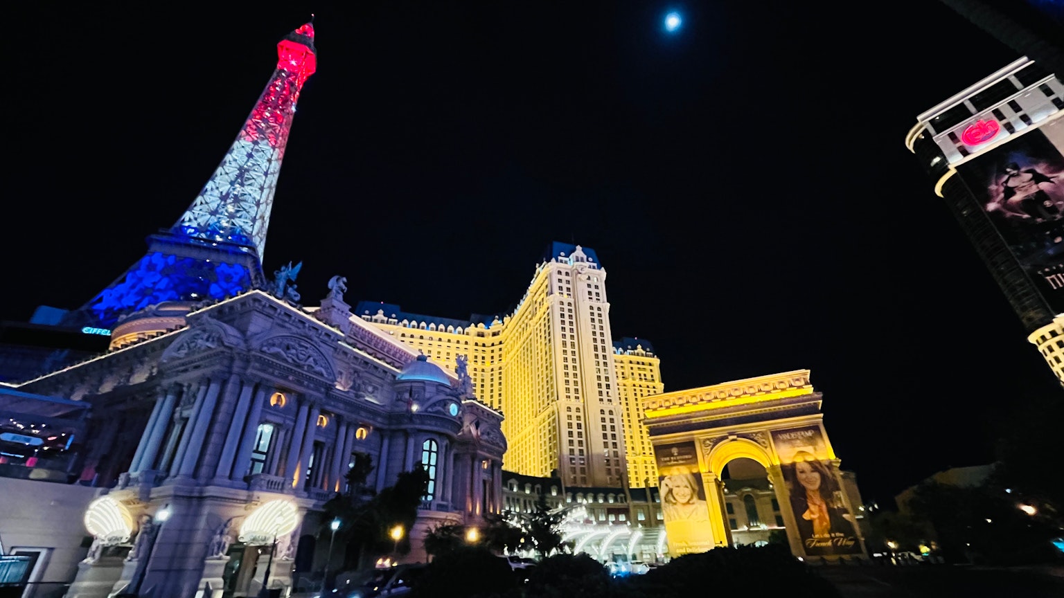拉斯维加斯夜景，包含埃菲尔铁塔和赌场建筑