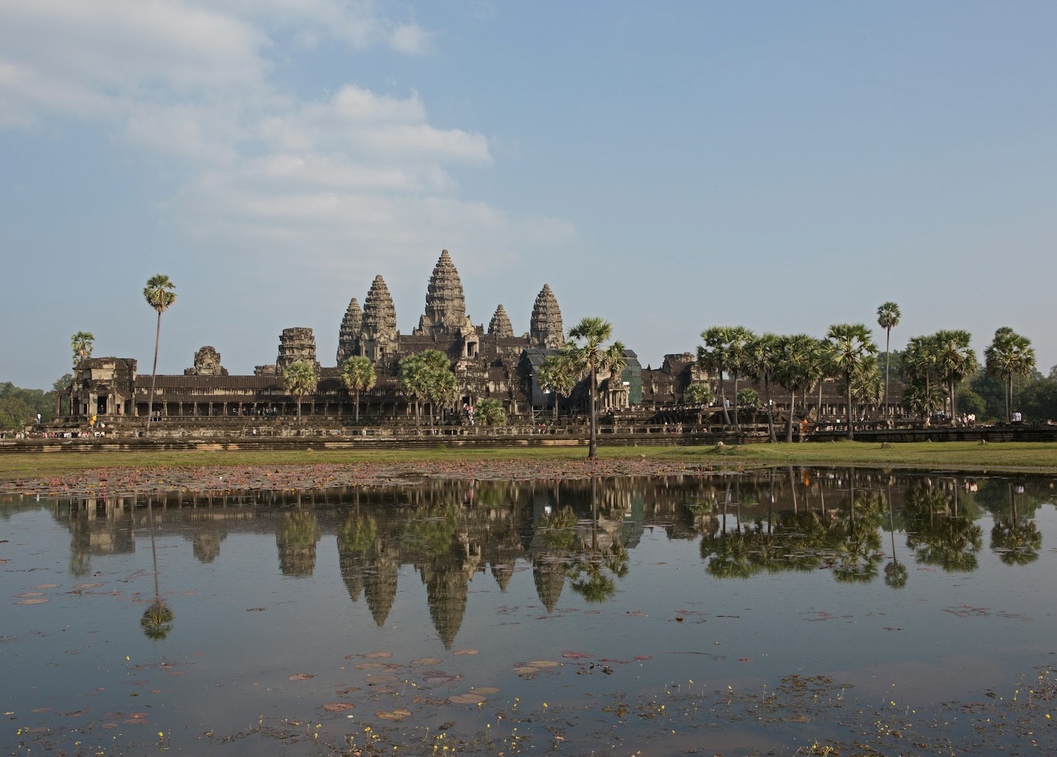 Majestätische Architektur von Angkor Wat, die sich in einem ruhigen Teich spiegelt