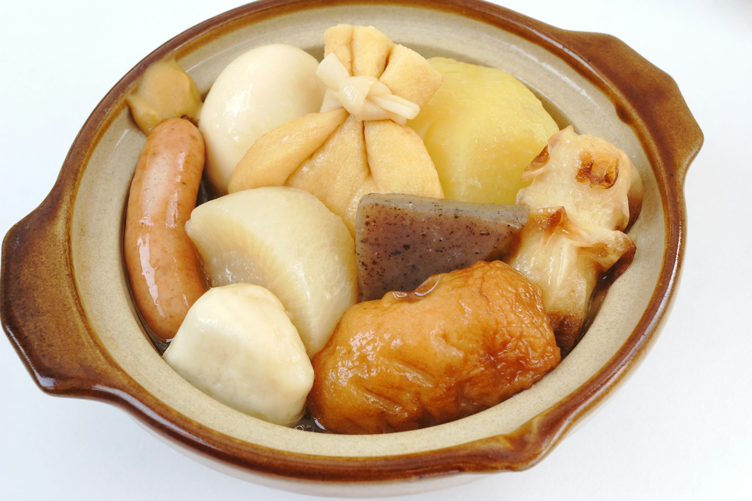 Una olla de oden con varios ingredientes