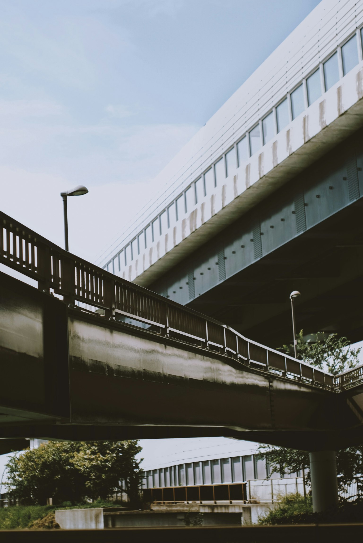 Städtische Landschaft mit einer Überführung und sich kreuzenden Straßenstrukturen