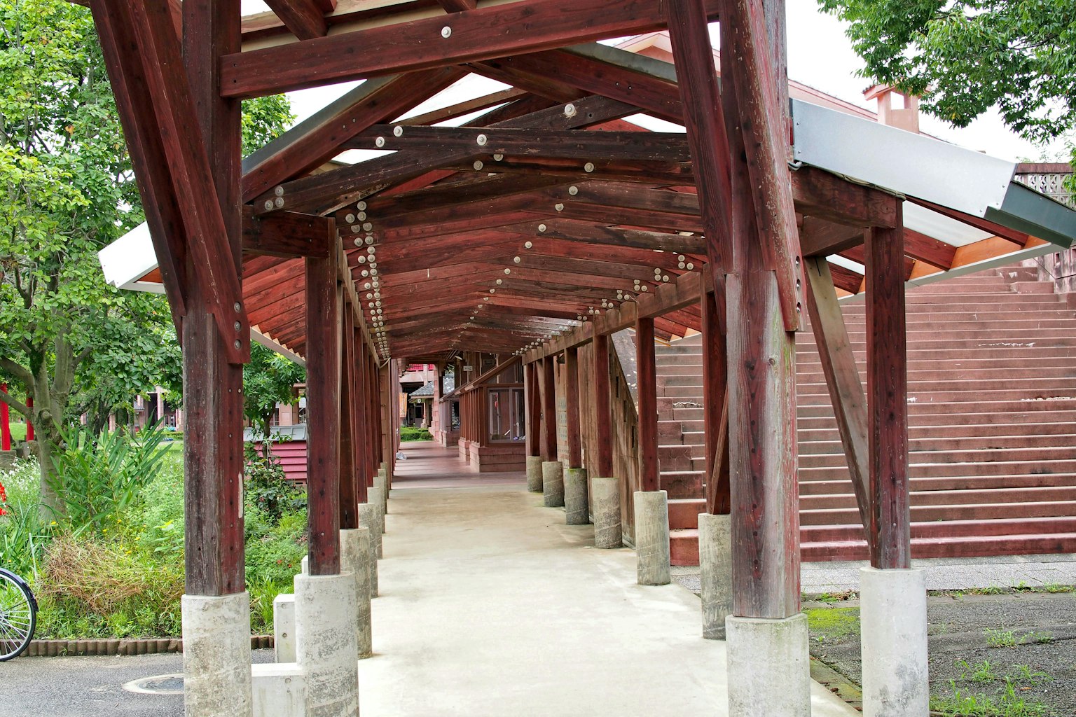 อาร์เคดไม้พร้อมวิวทิวทัศน์สีเขียวชอุ่ม