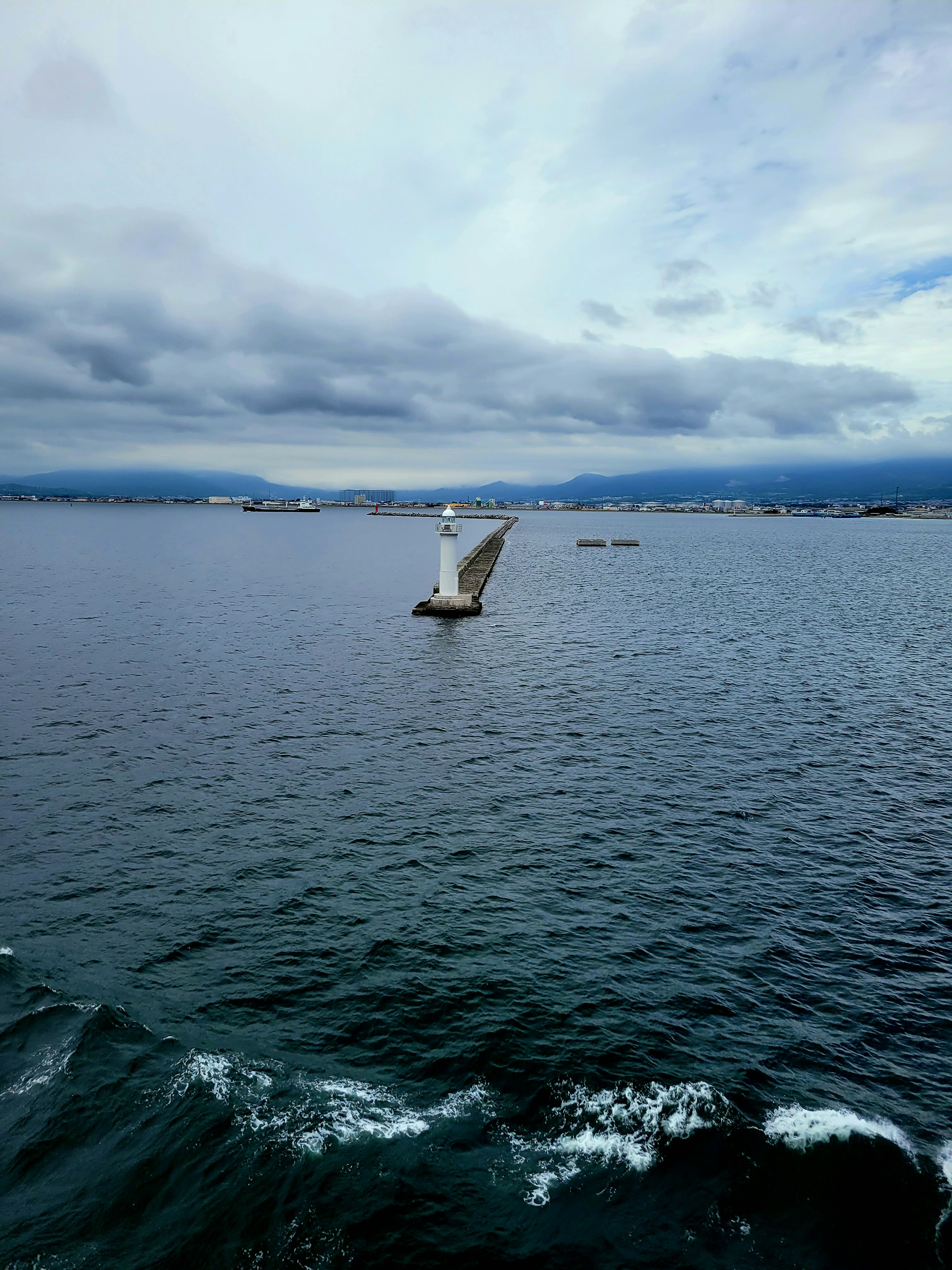 津軽海峡の海上を進む灯台のある船