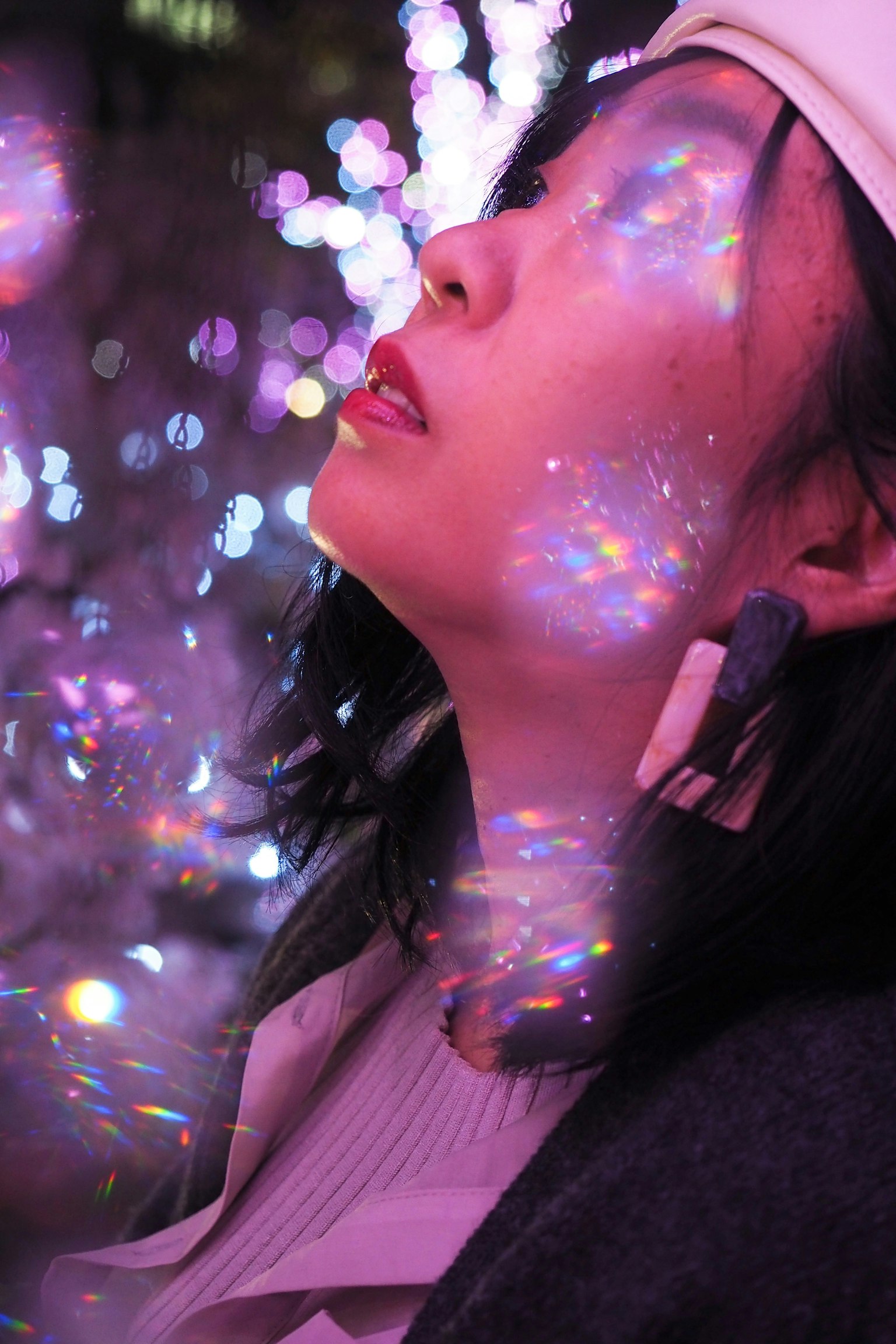 一位女性在闪烁的背景中仰望