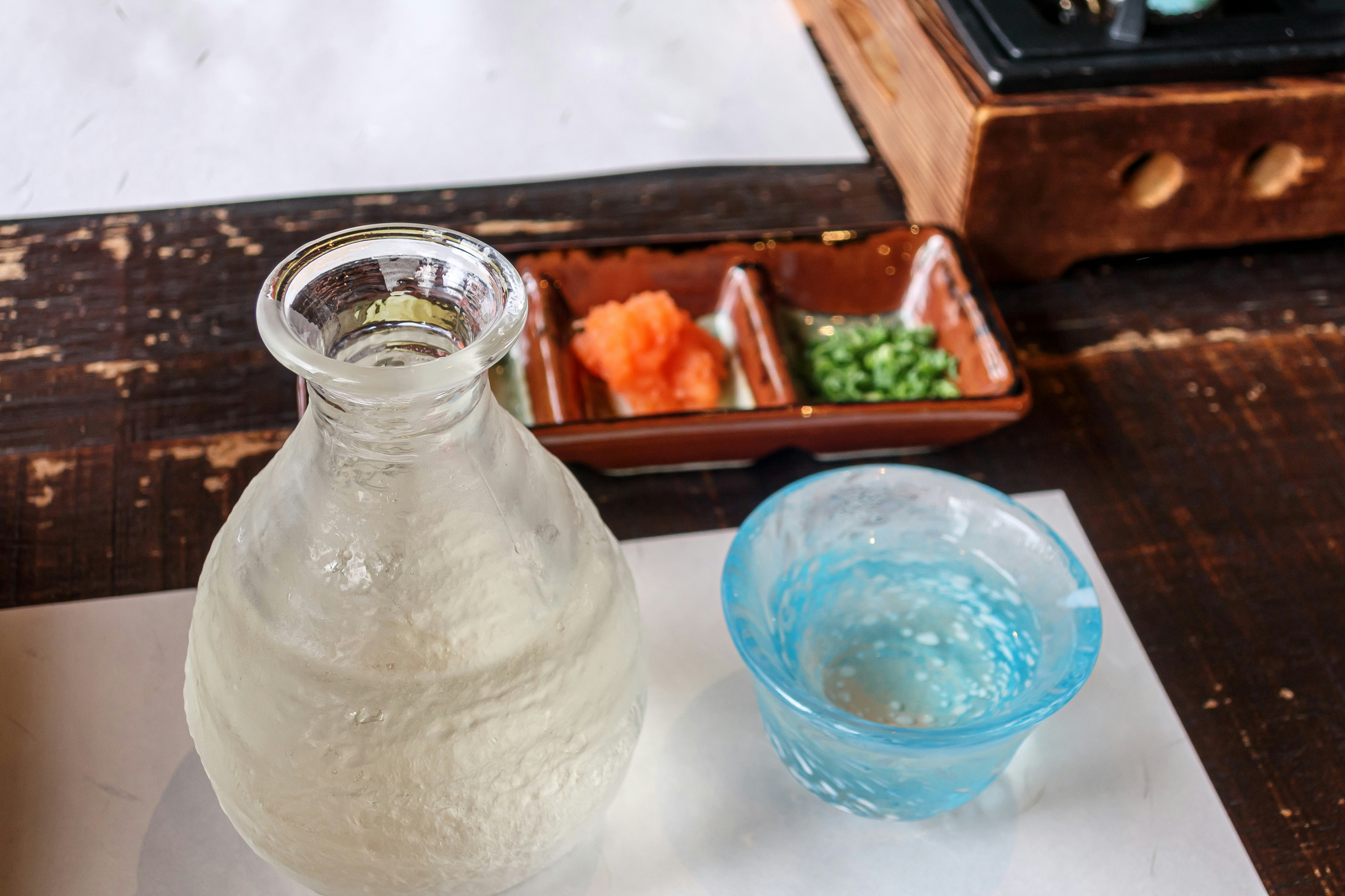 冷酒装在德利和小酒盅（お猪口）里的餐桌