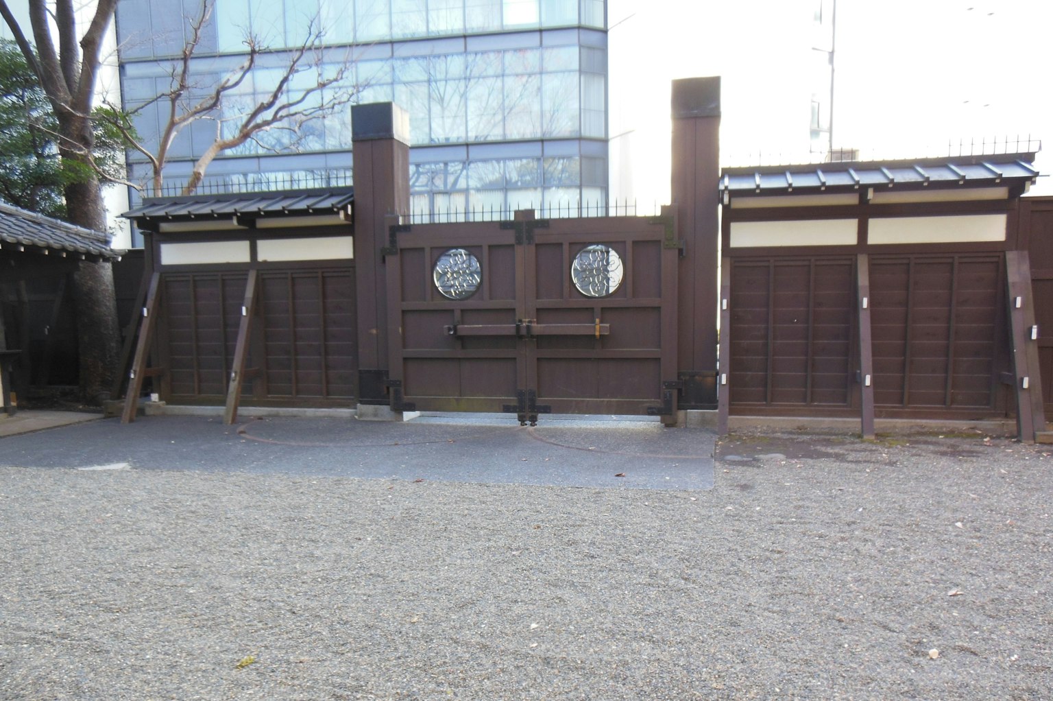 Pintu tradisional Jepang yang kontras dengan bangunan modern