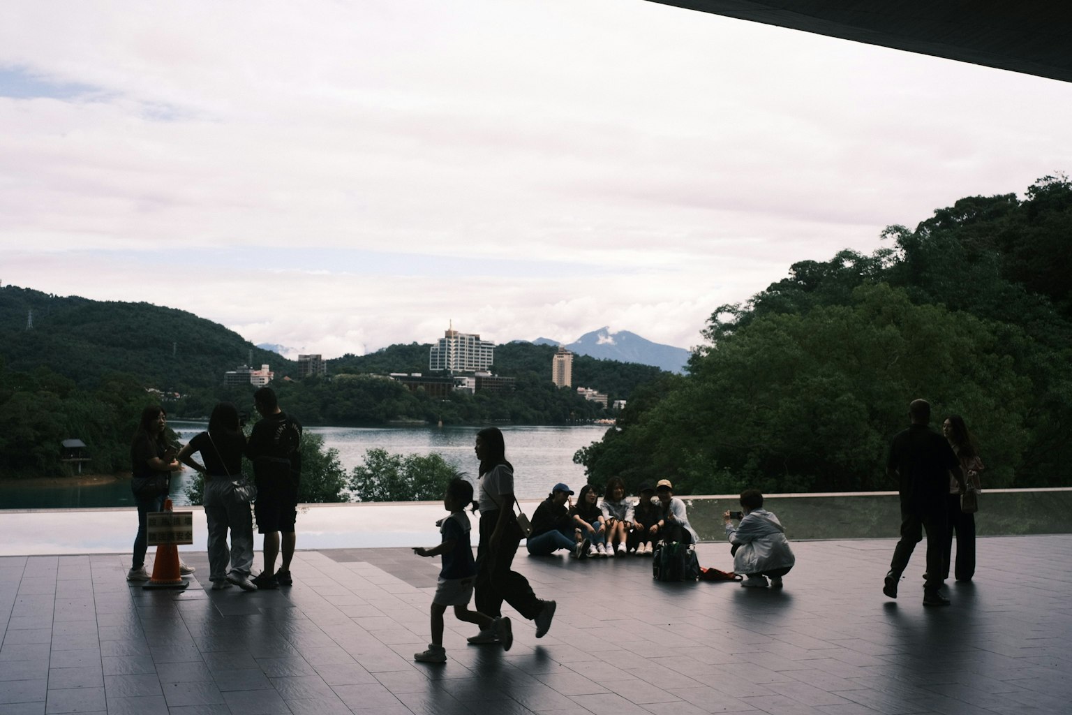 湖の景色を背景にした人々の集まりと活動