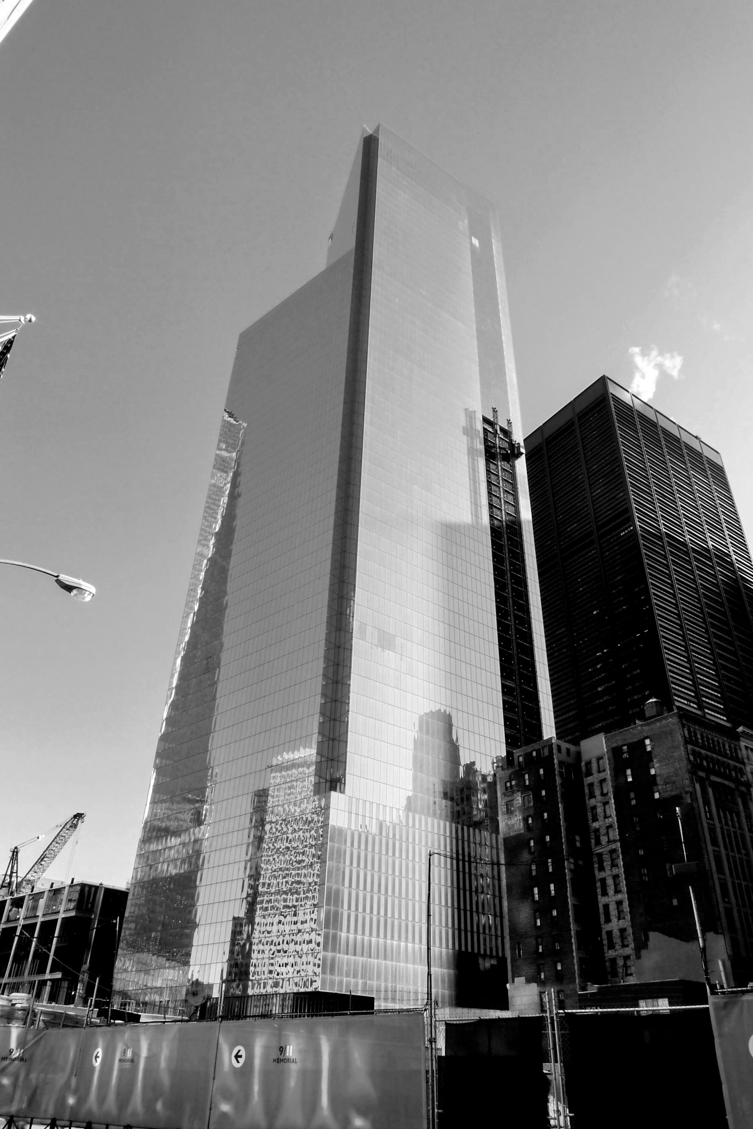 Paysage urbain monochrome avec un gratte-ciel reflétant son environnement