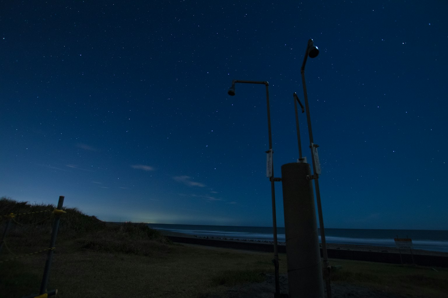 Küstenlandschaft bei Nacht mit Sternen und Ausrüstung