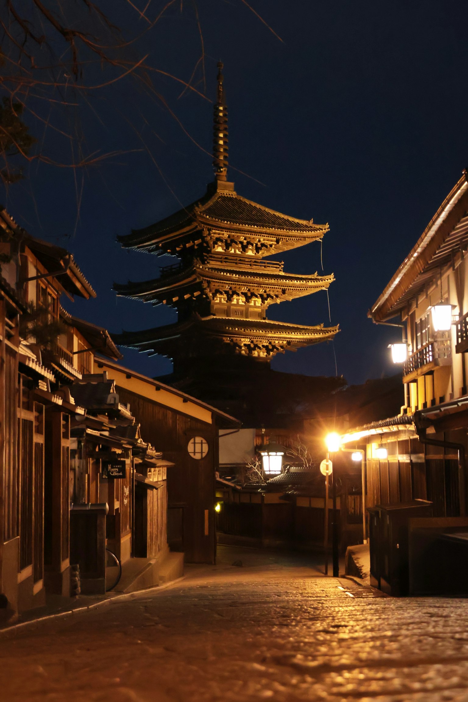 Historische Straßen bei Nacht mit einer Pagode beleuchtet