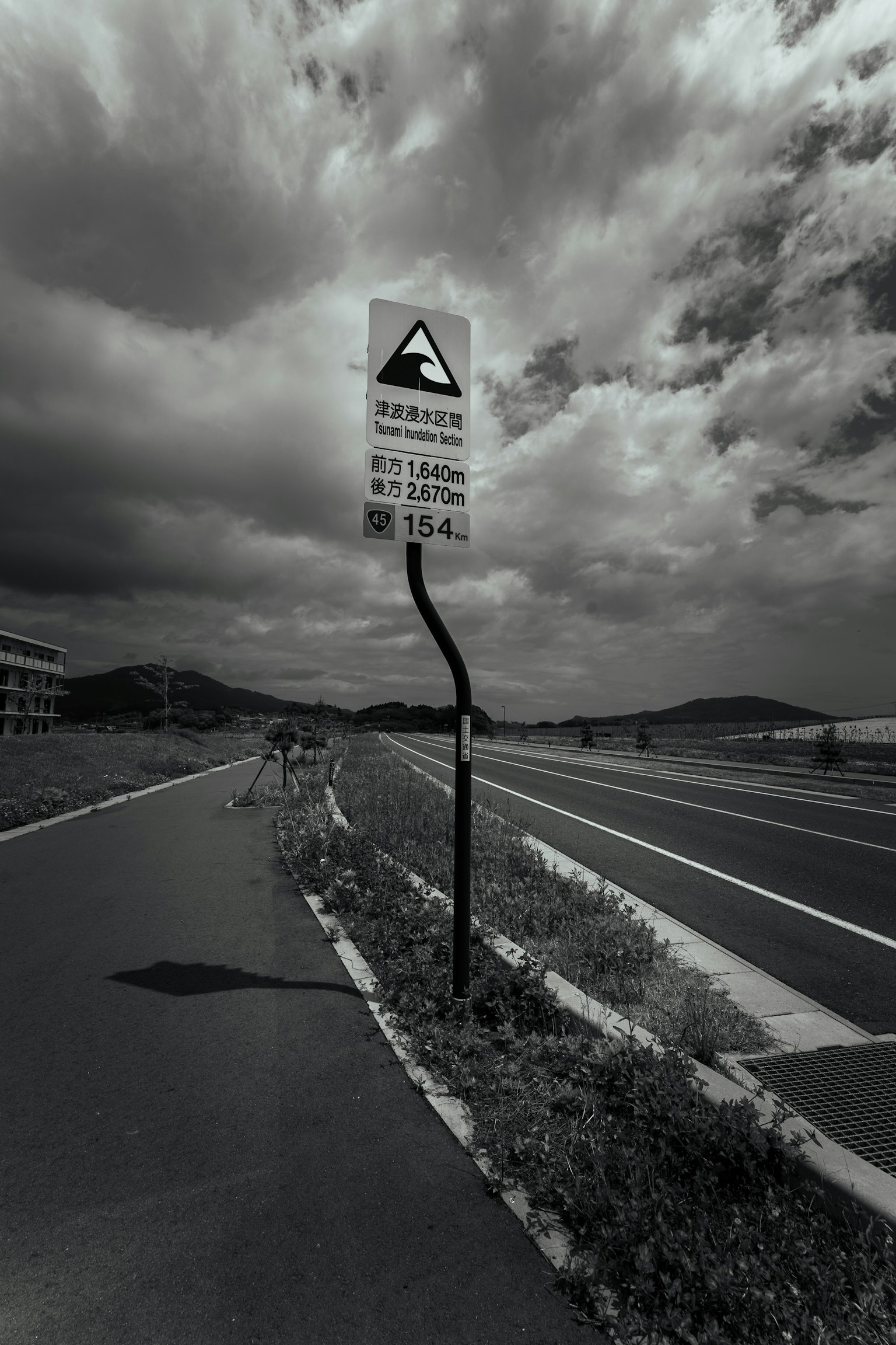 道路標誌與背景中的黑雲