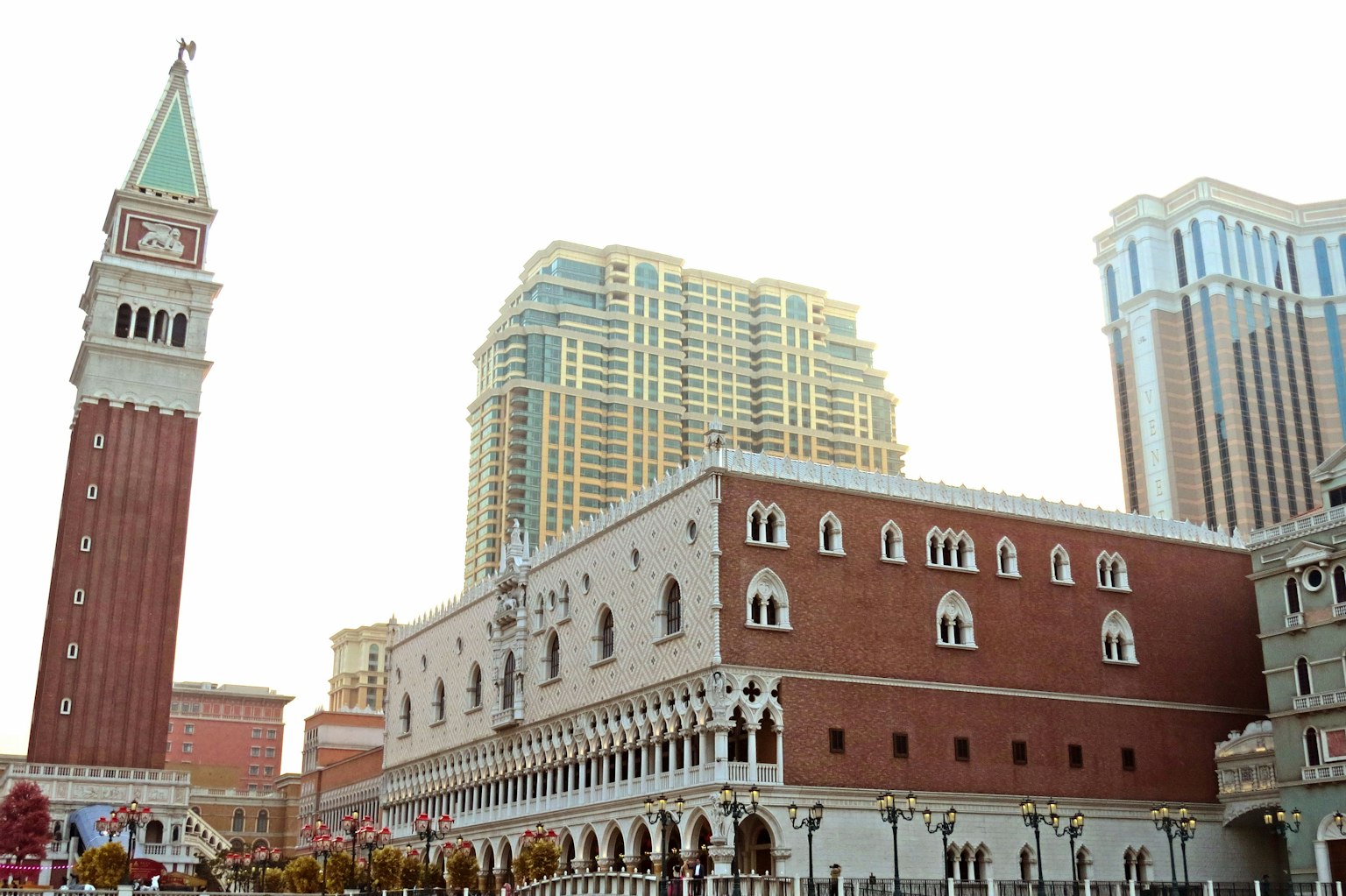 Tampilan luar Hotel Venetian dengan menara jam