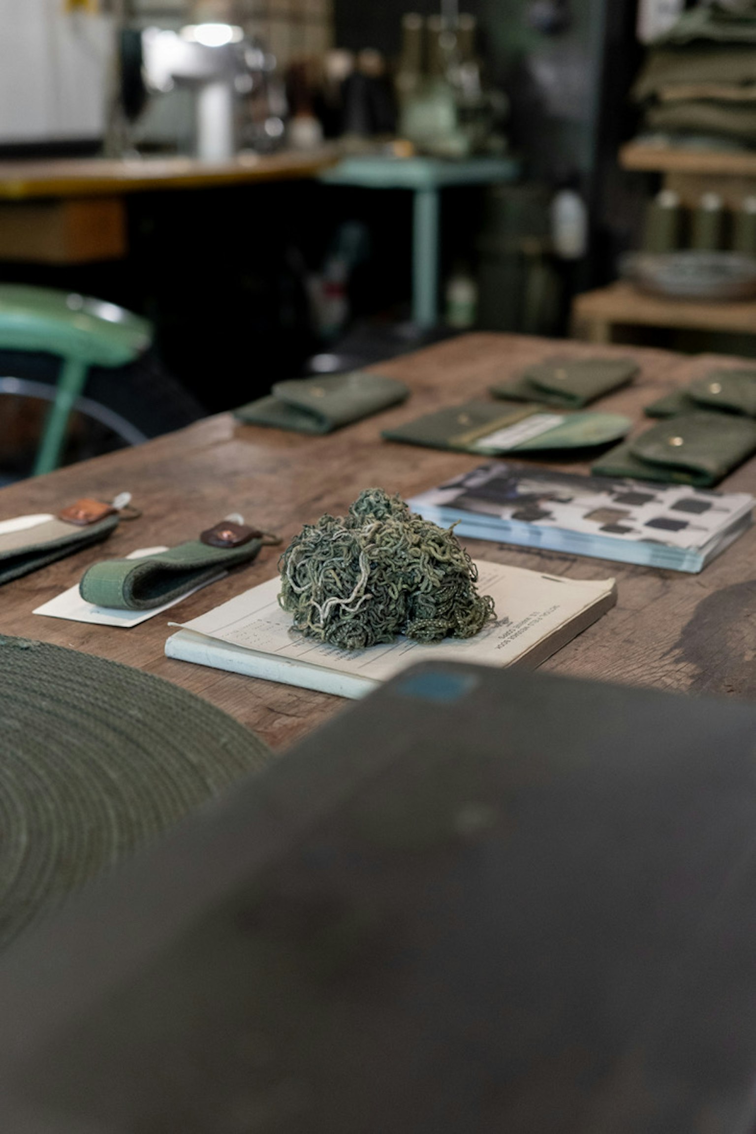 Une mise en place de table avec des ingrédients verts et de la vaisselle