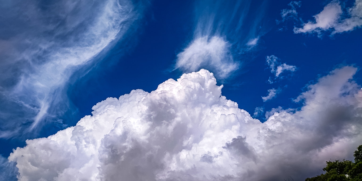 Hermosa vista de nubes blancas flotando en un cielo azul