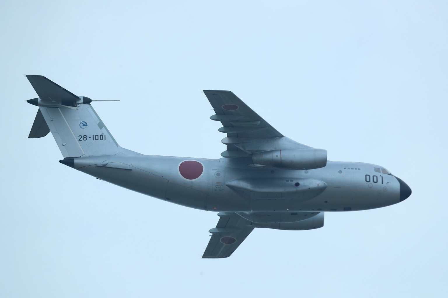 Pesawat militer Jepang terbang di langit