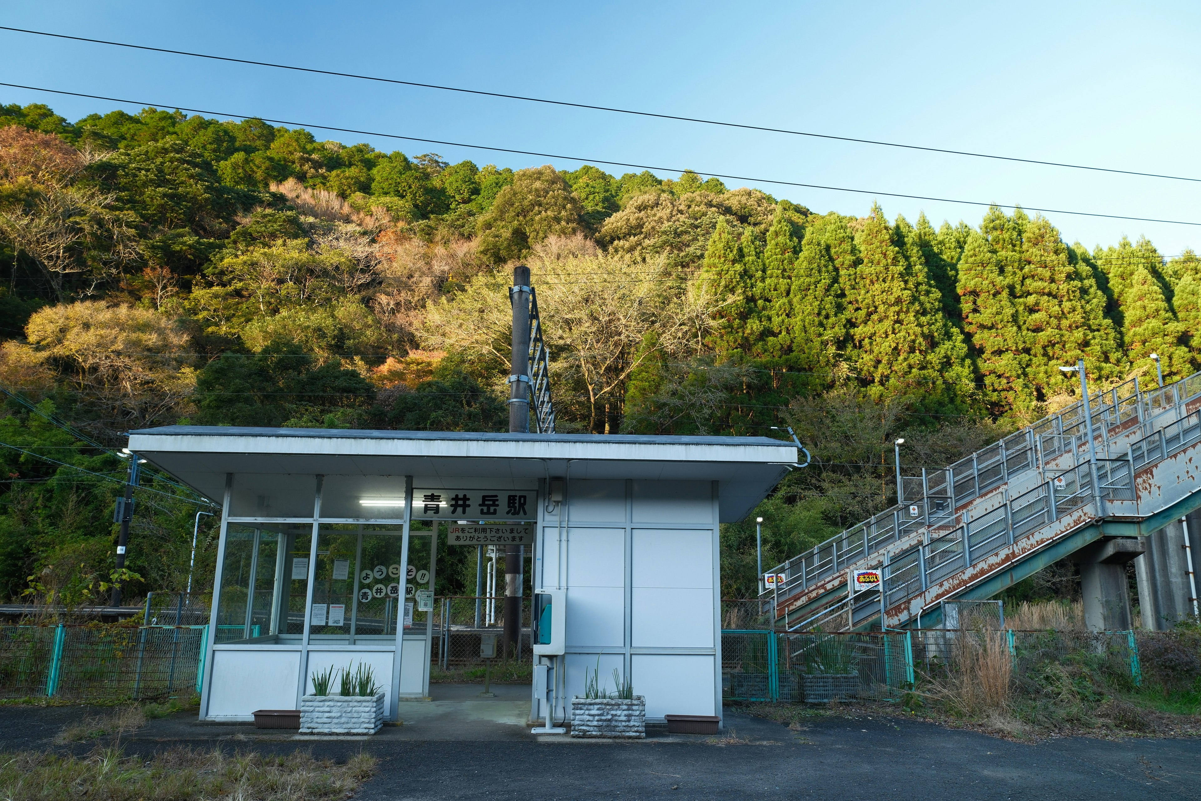 青井岳站無人站房與鐵路旁的圍欄