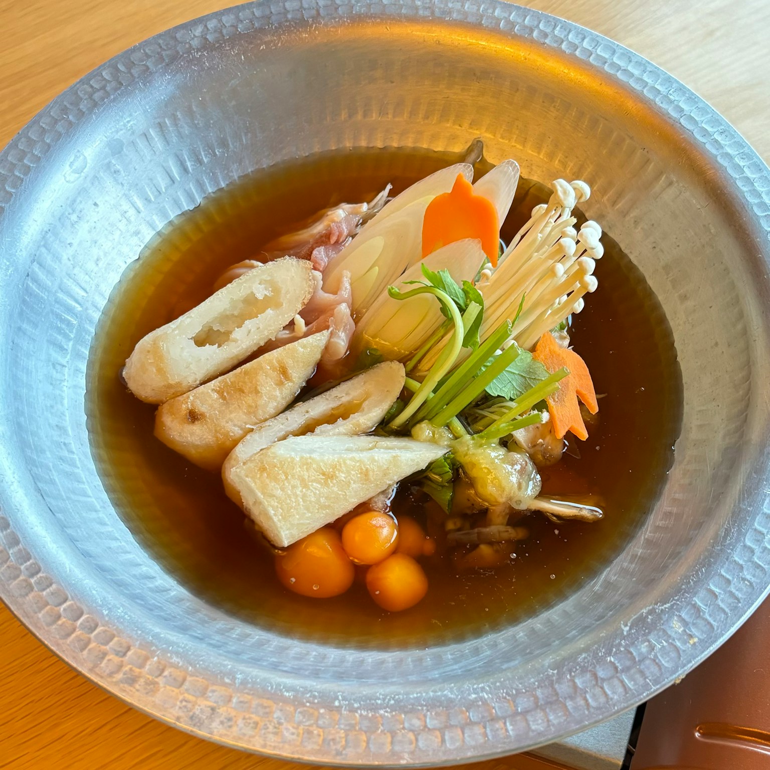 一个美丽排列的汤碗，包含各种食材