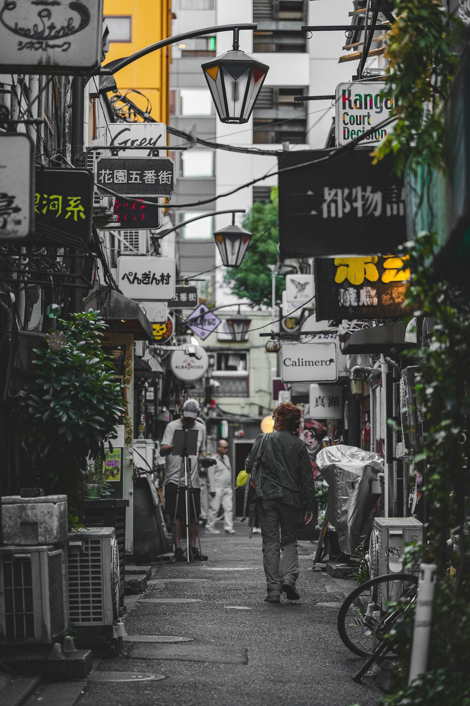 狭窄小巷中有标识和行人