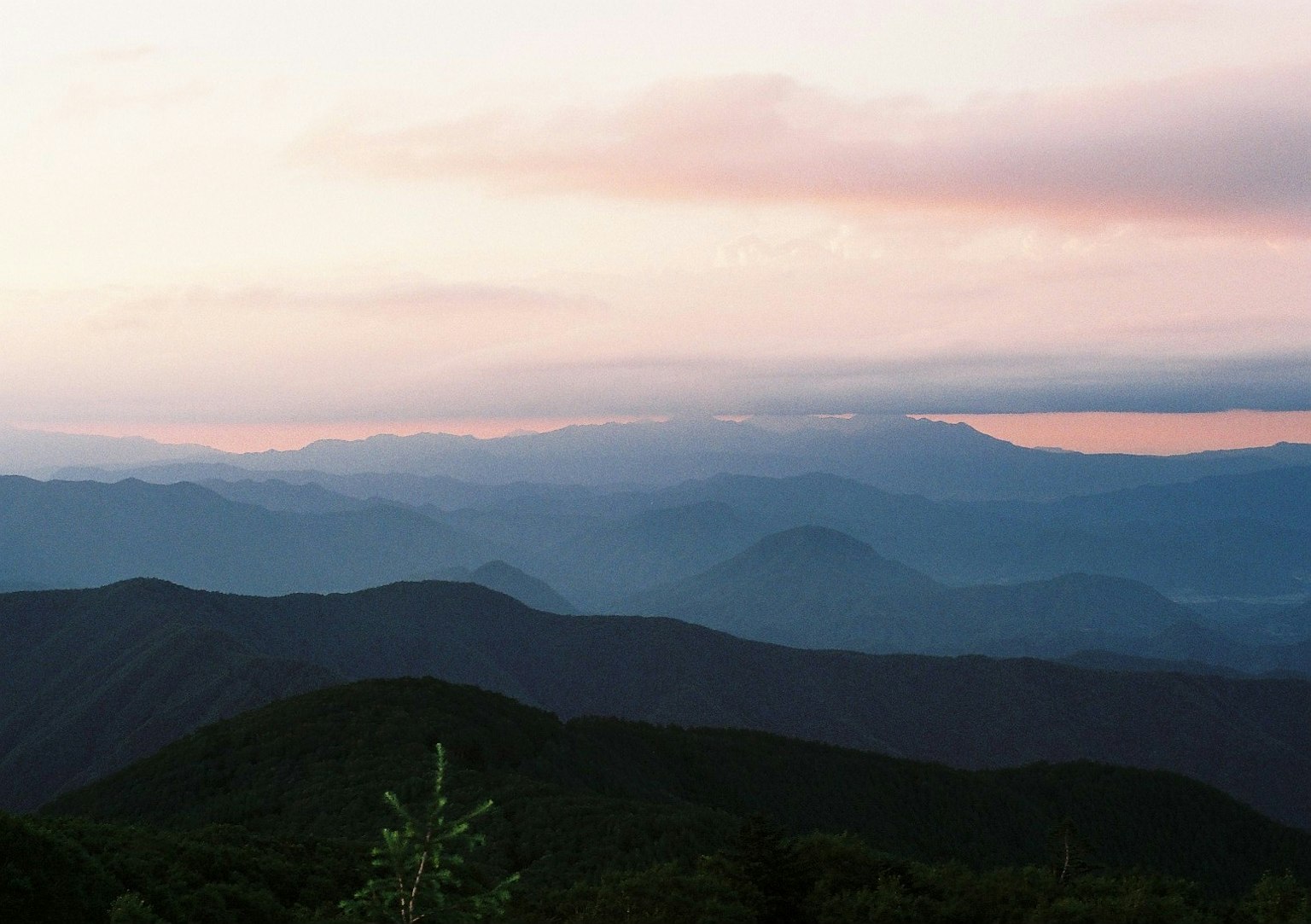 Vue panoramique de montagnes avec des couleurs douces du coucher de soleil