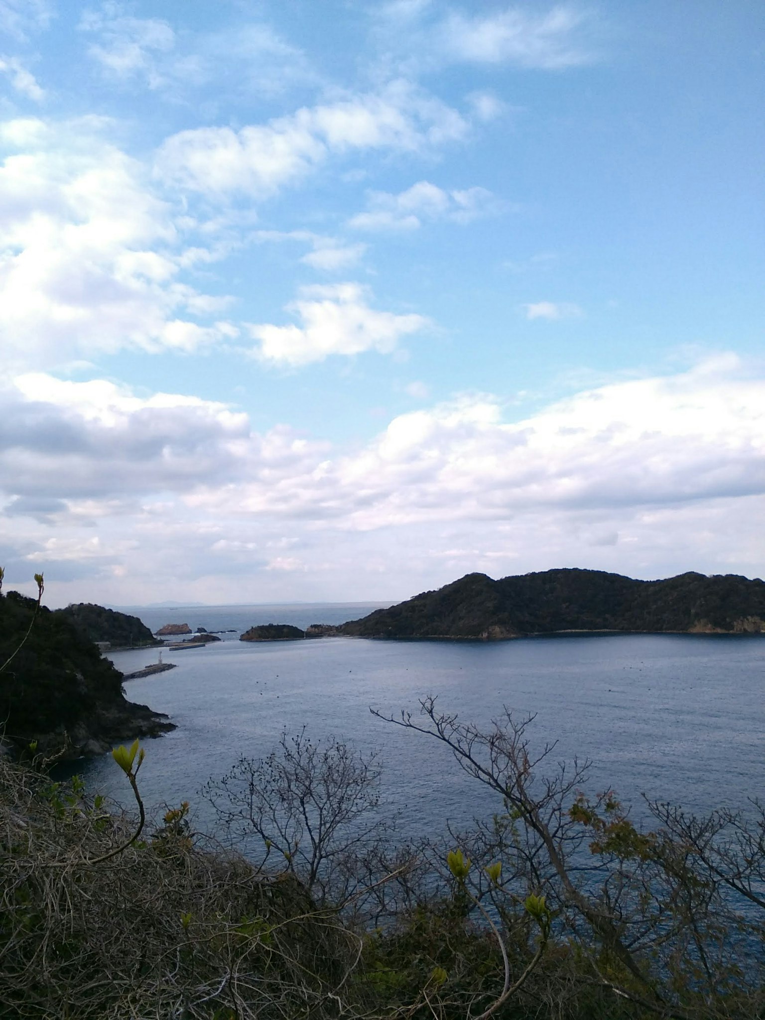 蓝天之下的岛屿和海洋的风景