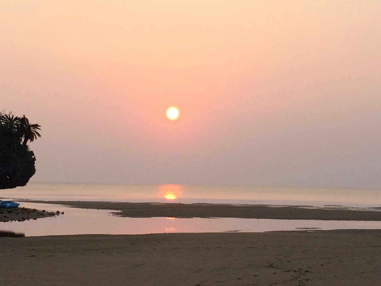Tramonto sereno sulla spiaggia con splendide riflessioni
