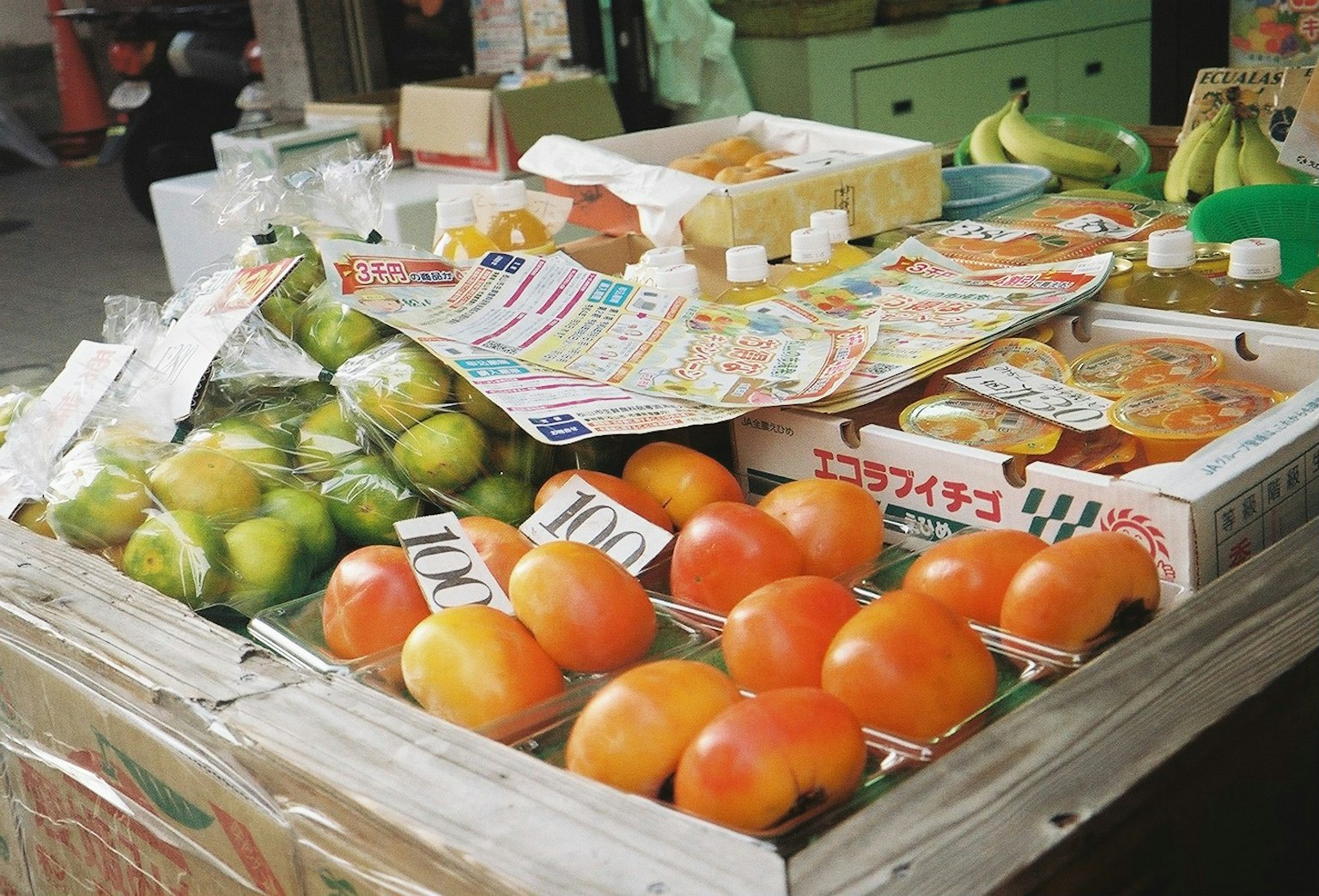Ein lebendiger Obststand mit verschiedenen Früchten und bunten Verpackungen