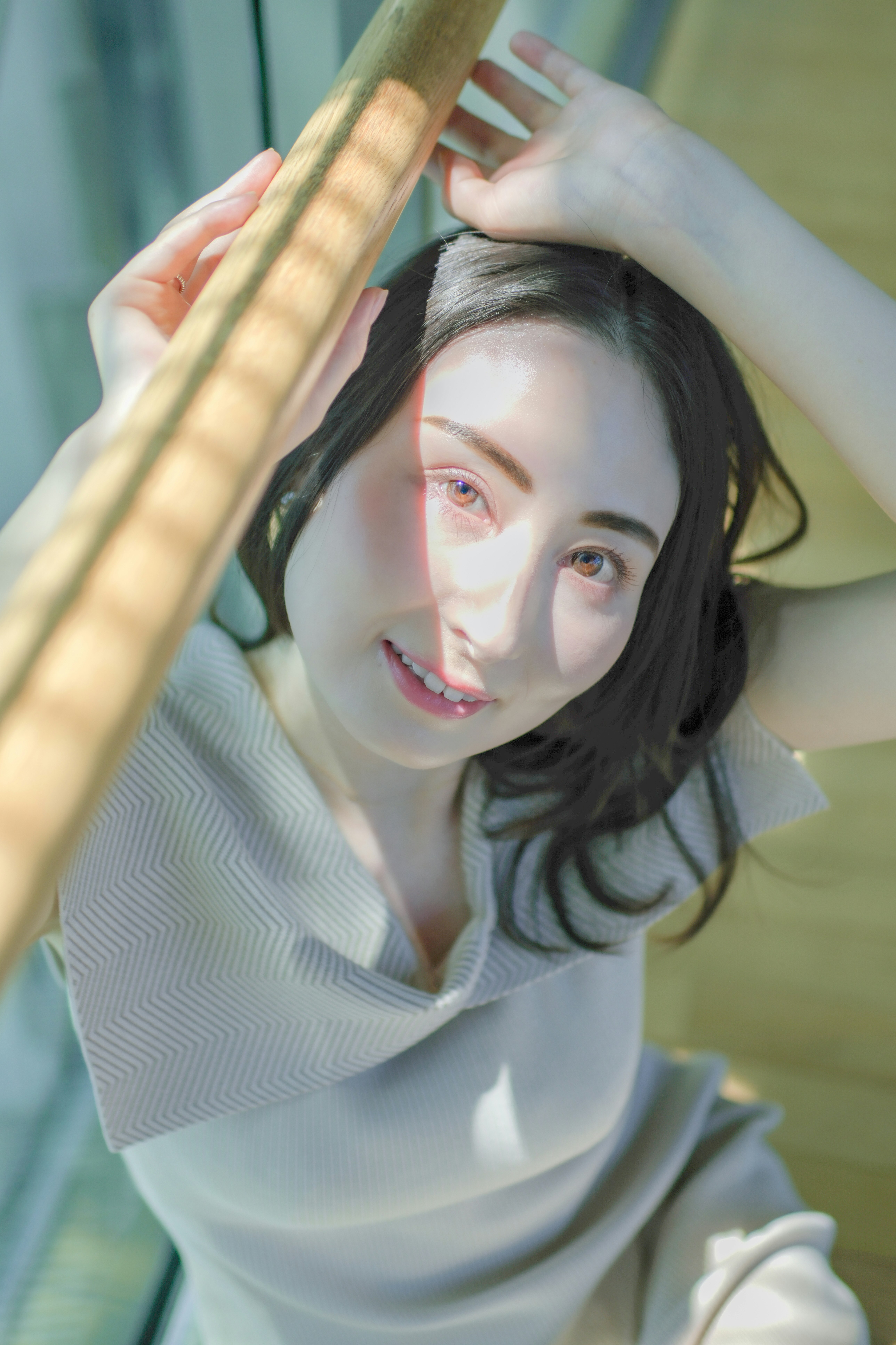 竹の棒を持つ女性のポートレート