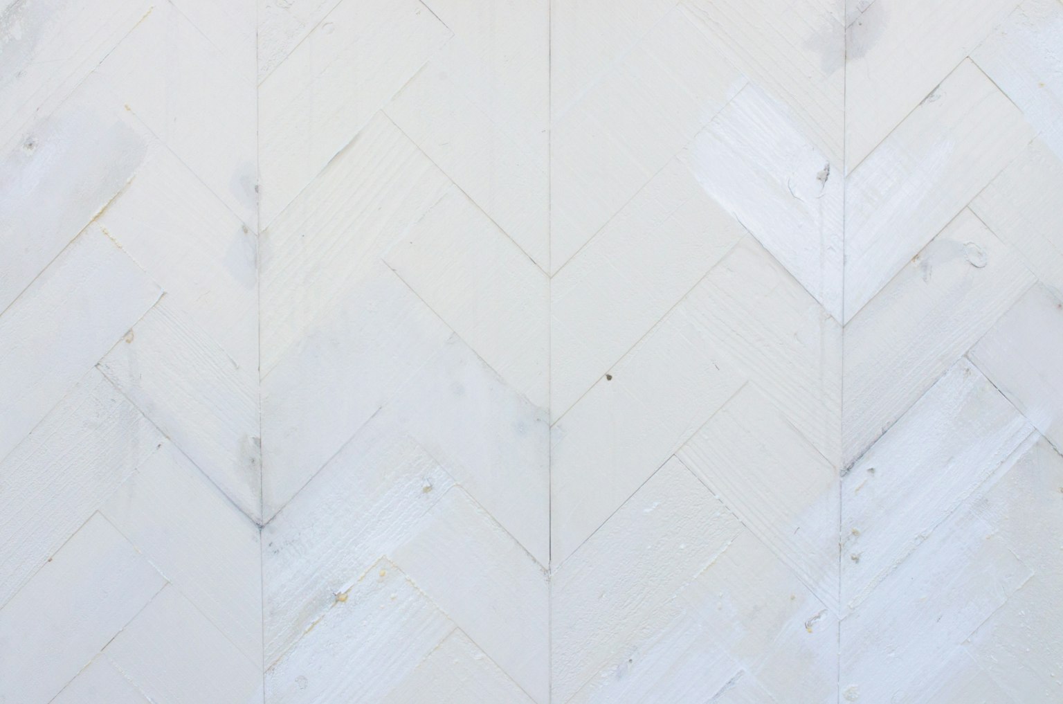 Un mur texturé avec un motif en chevrons blancs