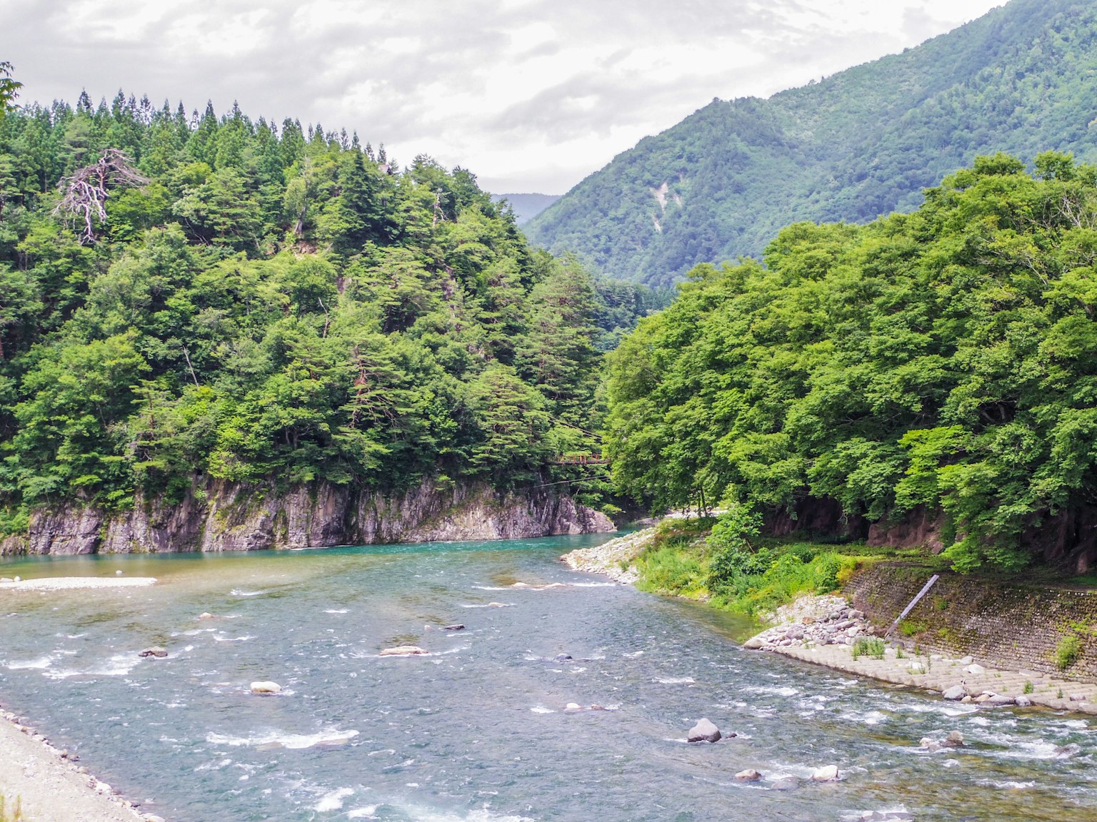 郁郁葱葱的山脉和清澈的河流景观