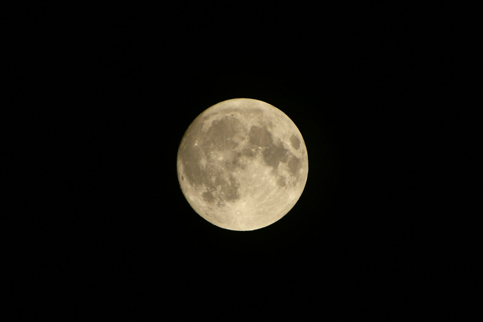 Acercamiento a una brillante luna llena en el cielo nocturno