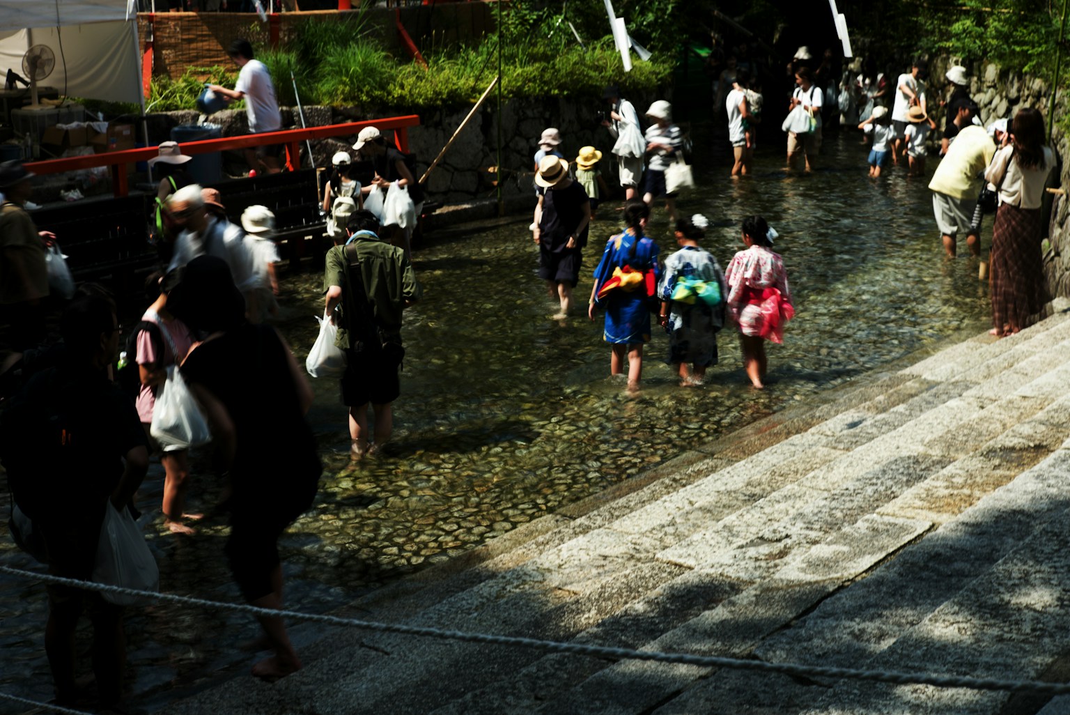 多くの人々が水の中を歩いている風景　自然の中での楽しい活動