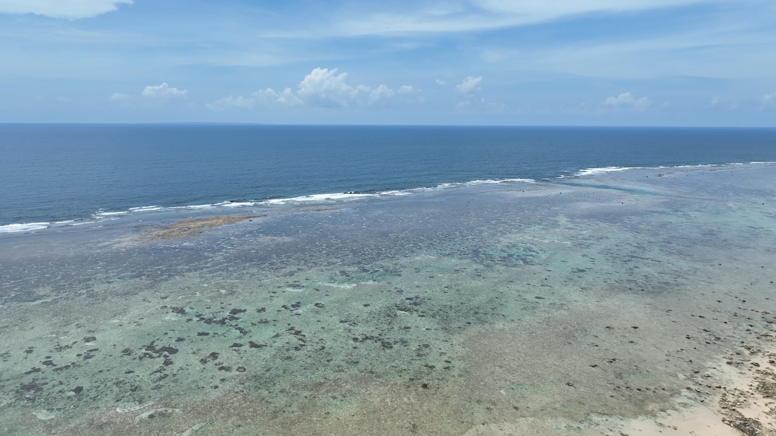 美麗的海景，藍色海洋和淺灘