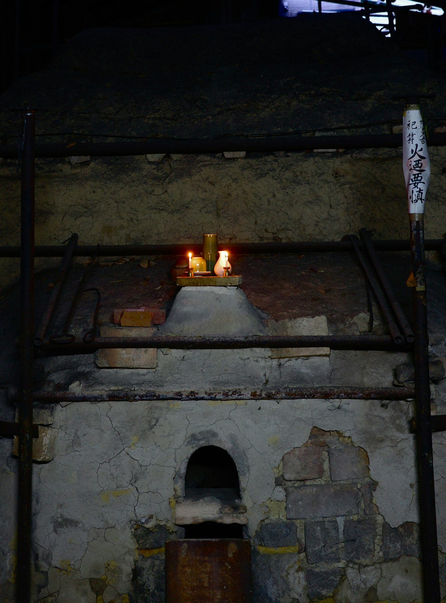 Un altar iluminado por velas frente a una estructura antigua