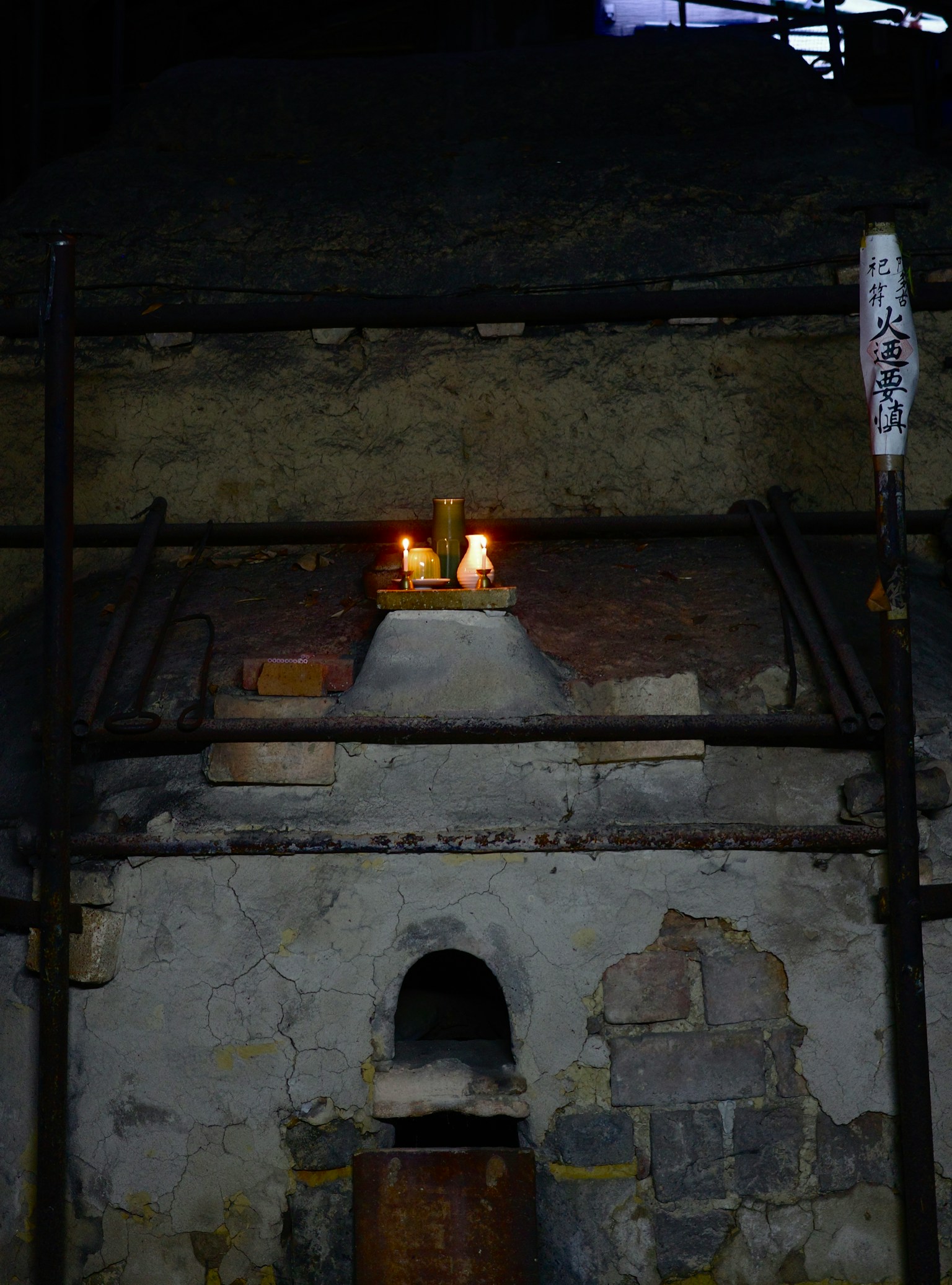 Ein mit Kerzen beleuchtetes Altar vor einer alten Struktur